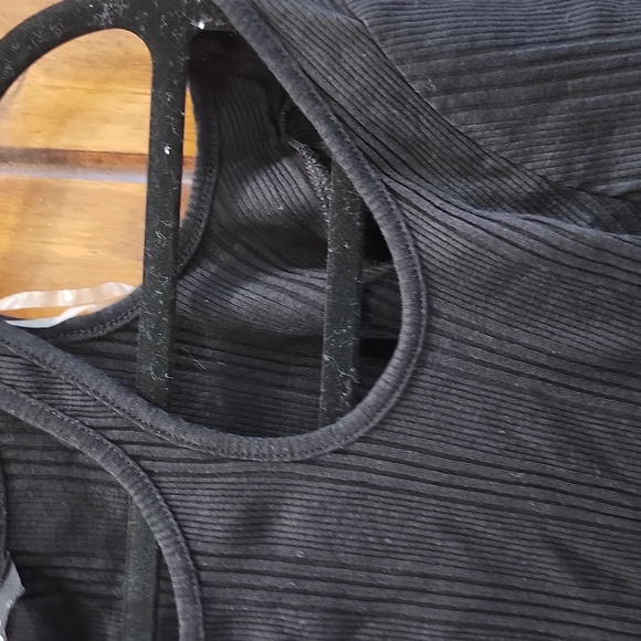 A new shirt with a shoulder cut out. Size xl - Picture 3 of 4